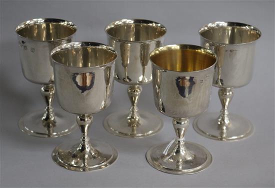 A set of five modern planished silver goblets, Tessiers Ltd, London, 1971, 23.5 oz.